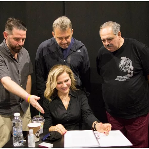 Μια καθηλωτική σάτιρα για την οικονομία στο Γυάλινο